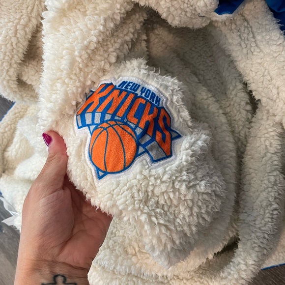 NBA Knicks Reversible Oversized Sherpa Blanket Hoodie Sweatshirt ONE SIZE - Picture 6 of 8